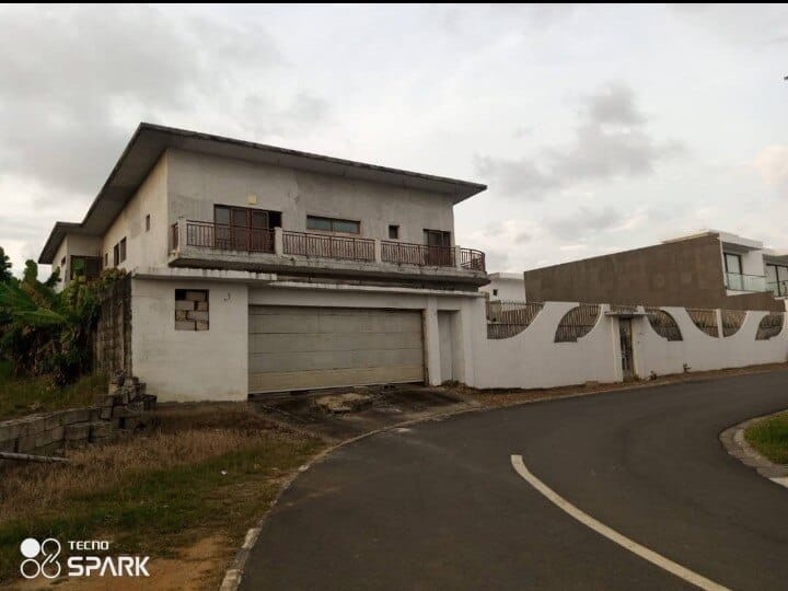 Villa avant rénovation, autre angle